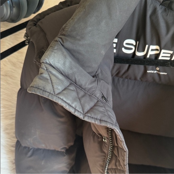 Aritzia Women's Black Puffer Jacket - Picture 7 of 7